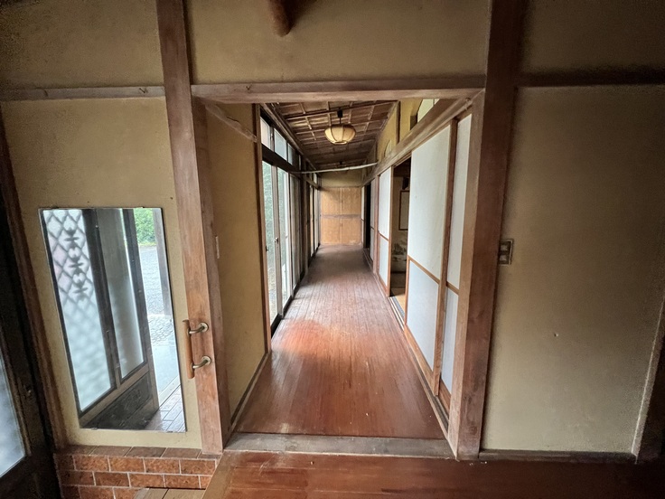 窓が多く広い縁側