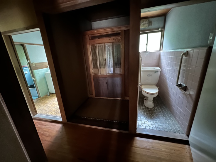 左からお風呂、納戸、トイレ