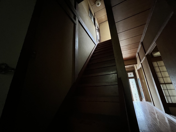 2階へつづく階段