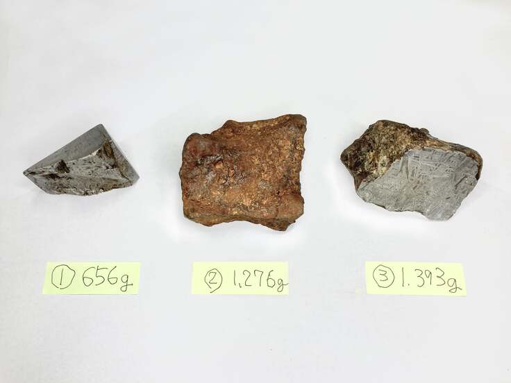 鍛造素材となる隕鉄各種（付箋紙の数字は重量）