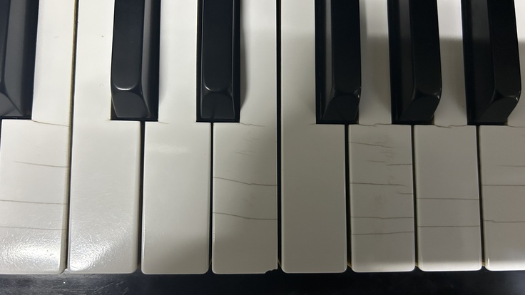 鍵盤がひび割れている様子