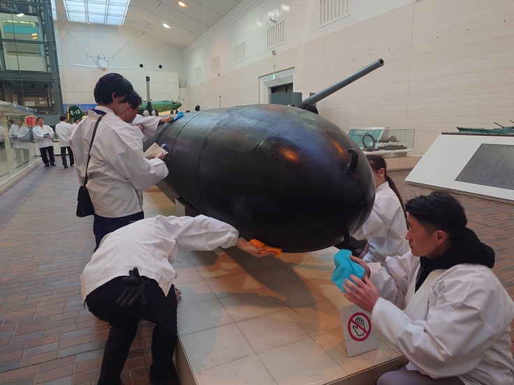 専用の布と薬剤を使い丁寧に拭いています。