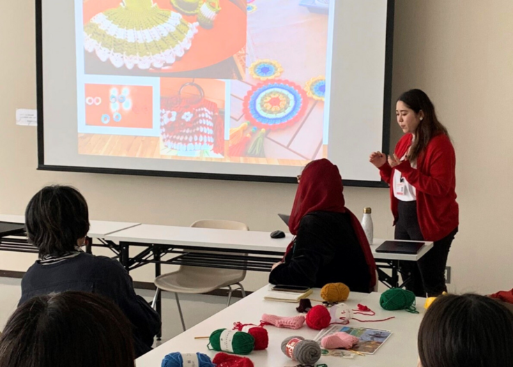 手芸教室で説明するAARガウシ―