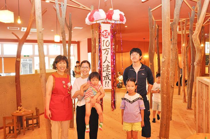 10万人目の来場者の家族はなんと北海道岩見沢市から四国観光に訪れていた髙橋さん一家。突然の歓迎に驚きながらも、手作りのくす玉開きをしてみんなでお祝いしました