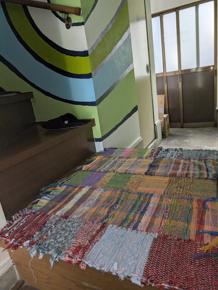 カラフルで暖かみのあるマットです✨