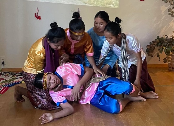 ※写真は地雷原に入った子を助けようとして中田さんが亡くなるシーン。劇の中では表現上の問題から事実とは異なる表現がされています。