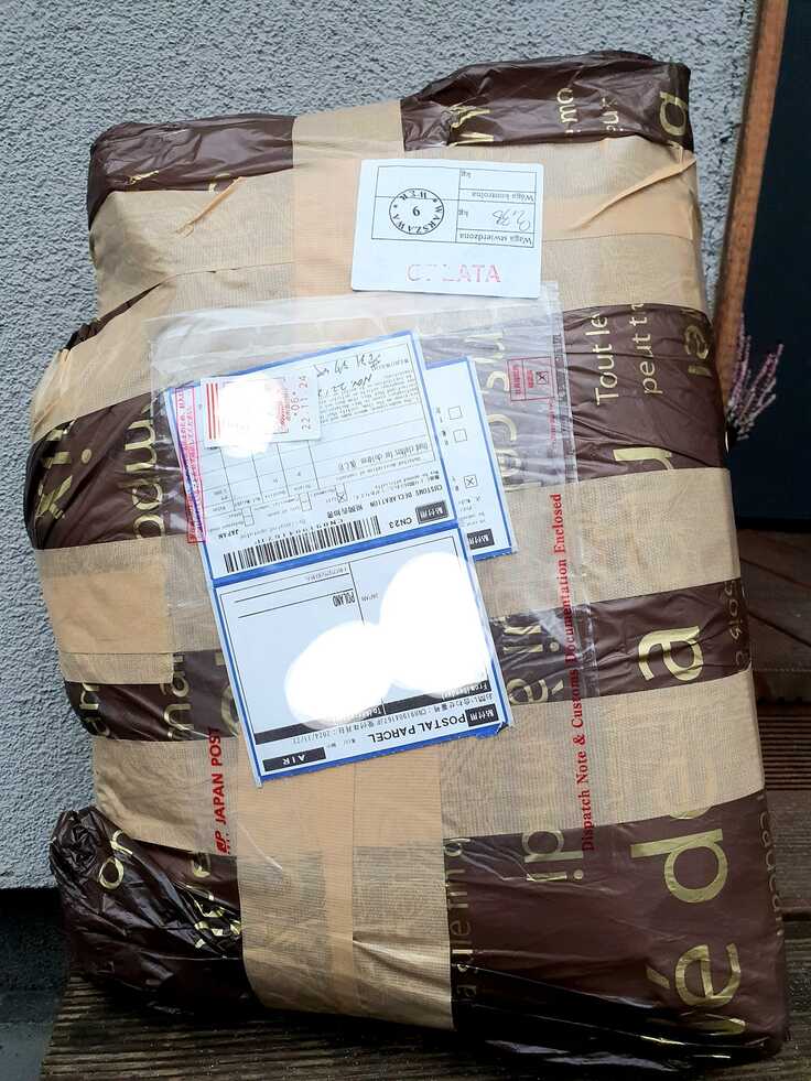 日本で菅野さんを中心に集めていただいた防寒具が届きました