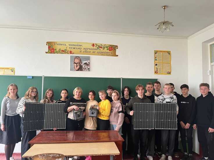 リヴィウ州グリニャニ郡の学校に届いたソーラーパネル付き発電機