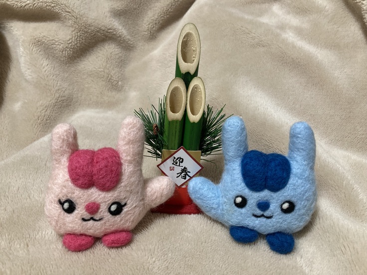 塾のキャラクターと門松の写真