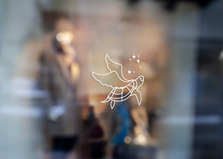 ガラス窓に浮かぶ本財団ロゴのウミガメのイメージ