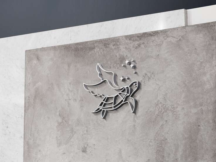 オフィス入り口と見える石の壁面に設置されたウミガメのロゴのイメージ