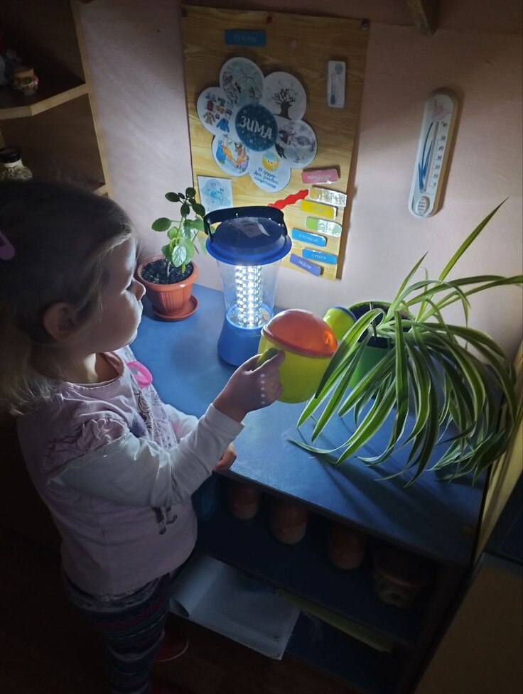 ランタンの明かりでどうにか植物に水やり