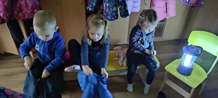 暗闇の中で暖かい洋服に着替え