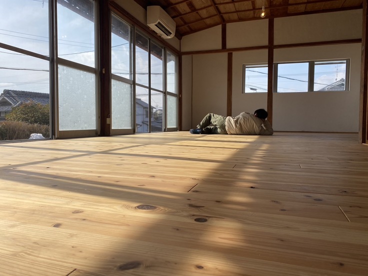 生まれ変わったイドコロでくつろぐ我が子。とても明るく太陽の暖かさを一日中感じられる空間に仕上がりました♪