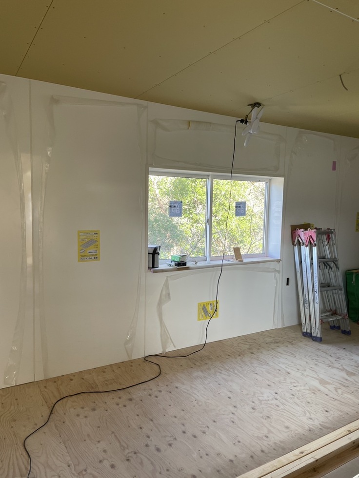 壁は消毒できるように防水パネル