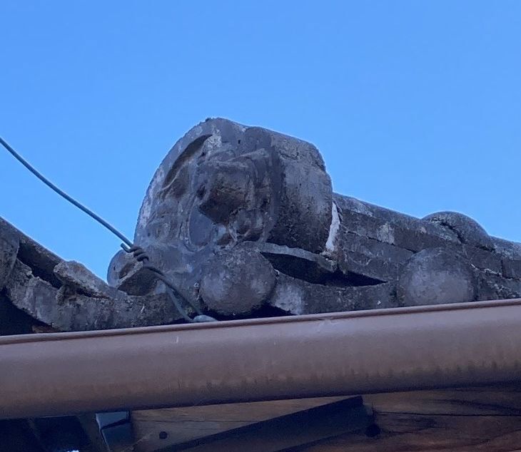 ボロボロの屋根瓦