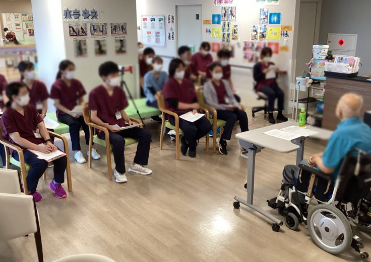 「誰かに何かを教えたい」という想いを持った患者様が、職員向け講演を行っている様子