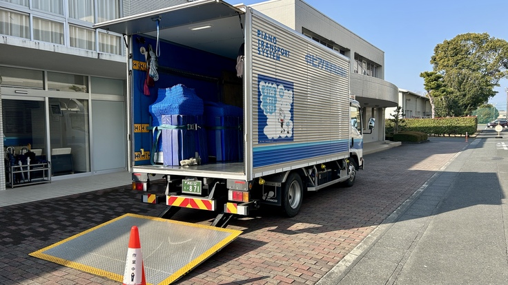 ピアノを運んだトラック