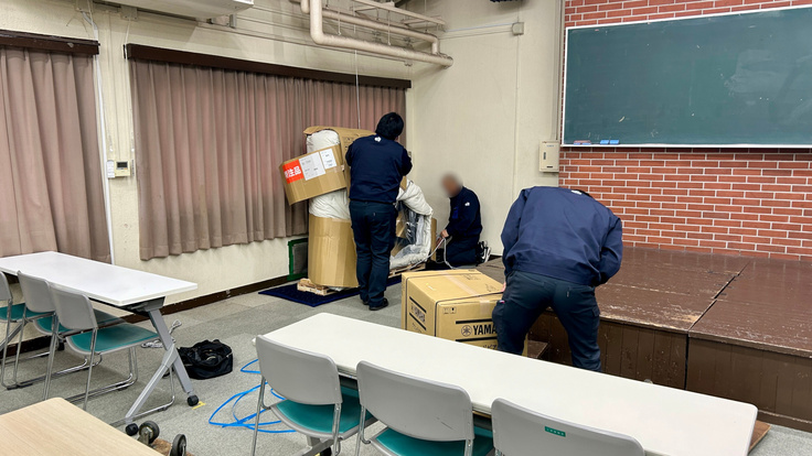 グランドピアノの組み立ての様子