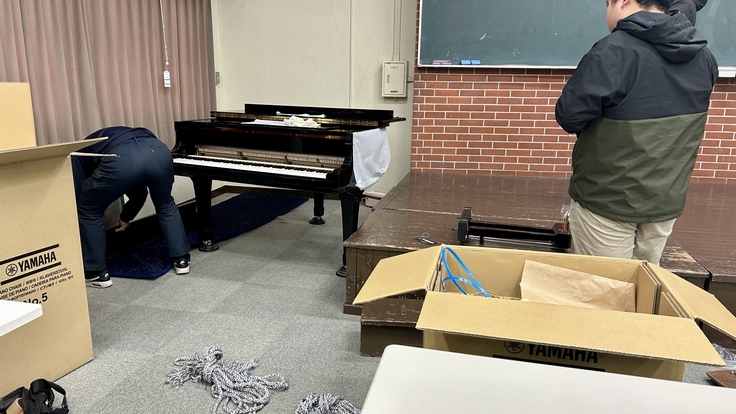 グランドピアノの組み立ての様子