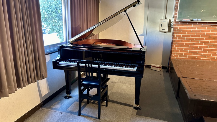 設置したグランドピアノの様子