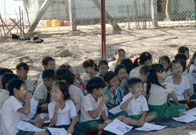 歯みがきに挑戦するミャンマーの子どもたち