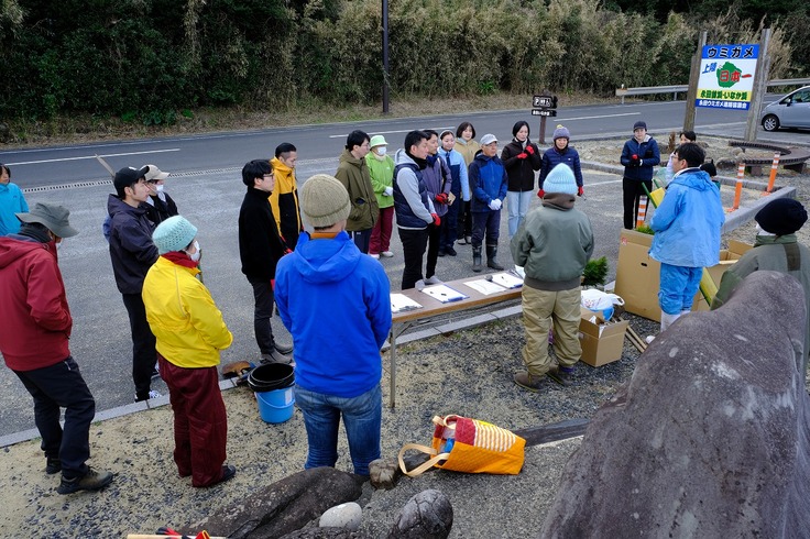 永田・いなか浜の駐車場にて活動に参加ボランティアの皆様に集合いただき、説明を行いました。