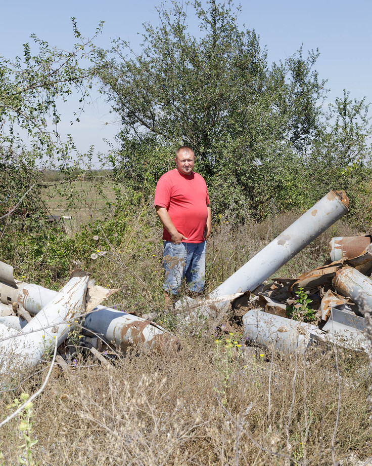 農場主のセルゲイ氏と不発弾