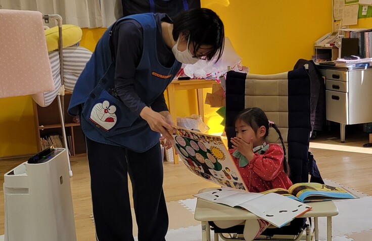 誕生日カードをお渡しして、手で口を覆いながら驚いている様子