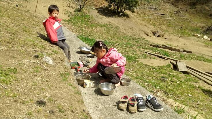 春がめきめき　靴もぬぎぬぎ
