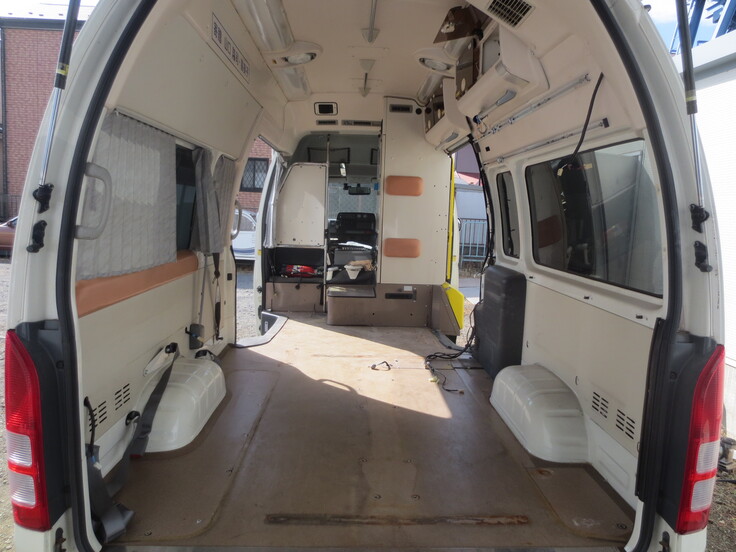 不要装備を取り除いた、imano 救急車内部