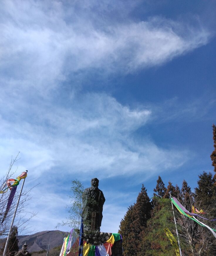 信濃比叡廣拯院の最澄さまの銅像の前で毎年火渡り祈祷開催