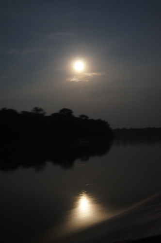 サンガ川の月夜