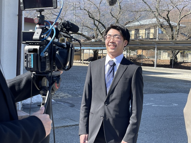 インタビューを受けるメンバー