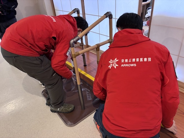 ある避難所では段差でつまづき転倒する方が多いとのことから手すりを設置。さらに滑り止めテープなども貼り転倒防止に努めた