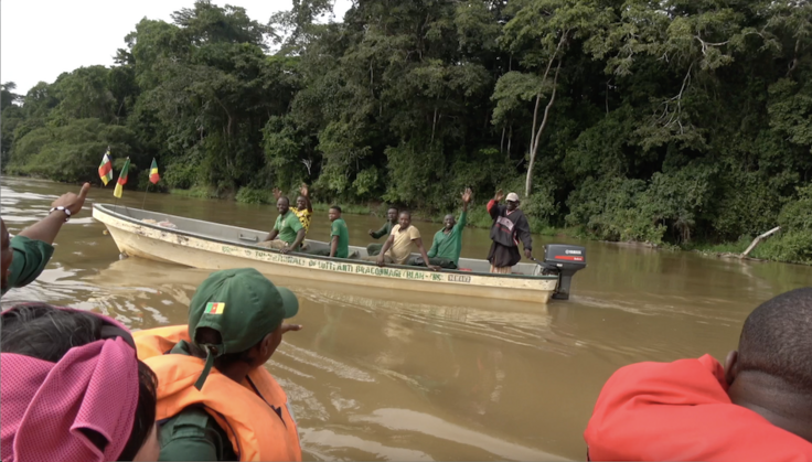 サンガ川三国共同パトロール隊とすれ違う