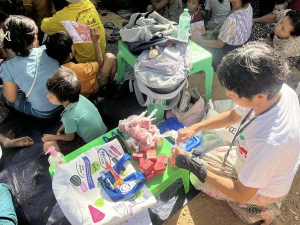 村でのせっけん配布の様子