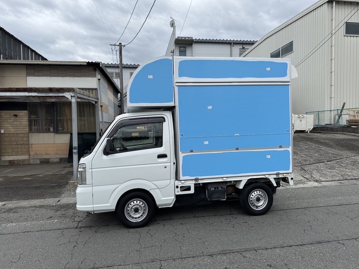 青いテープは養生です。