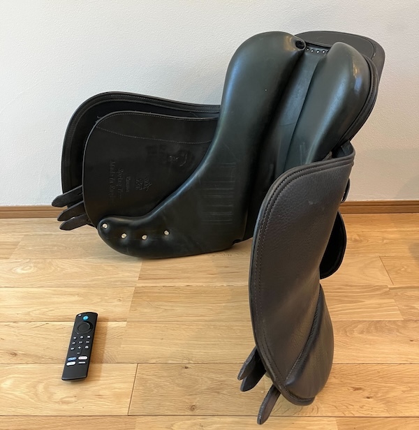 鞍の大きさの目安にfire stickのリモコンを置いたけどわかりにくいですね。