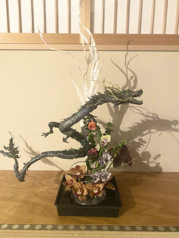 ティッシュで作った龍さんと、生花の戯れ