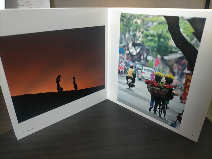 机や本棚に立てて飾りにも使えます