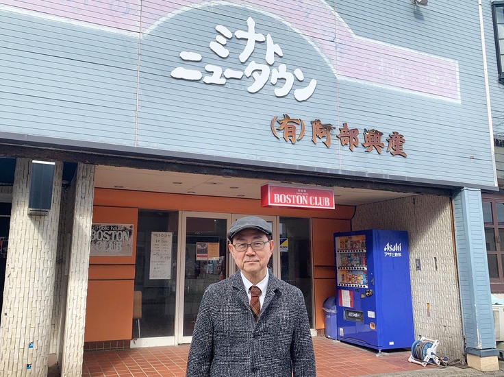 港座の前にいる港座アートヴィレッジの代表、阿部剛