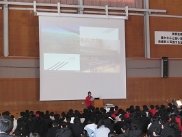 スクリーンを用いての発表の様子