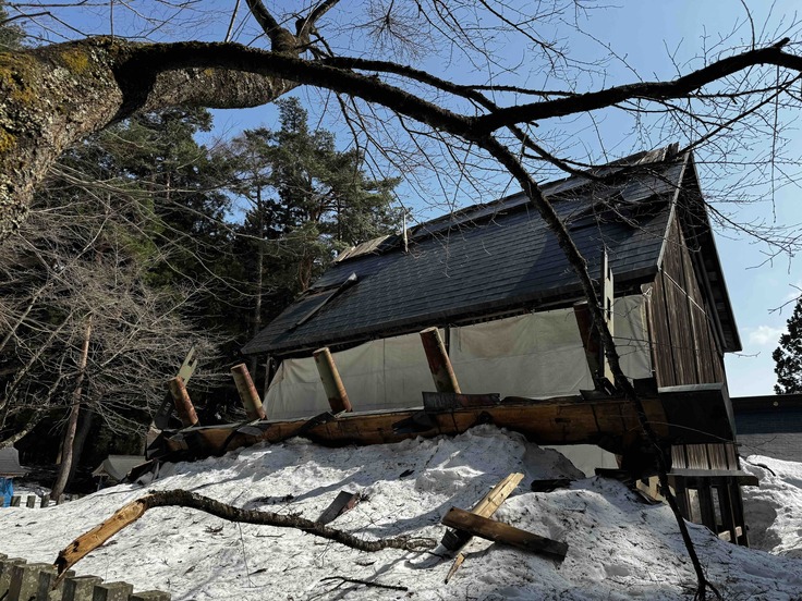 落下した御本殿棟木