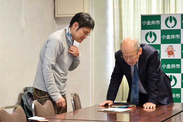 新しいキャラクターの下絵を見ながら