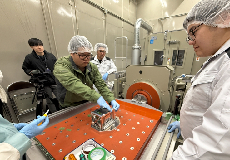 衛星を設置する駒工OB