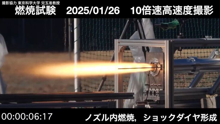 燃焼中の新型自作エンジン