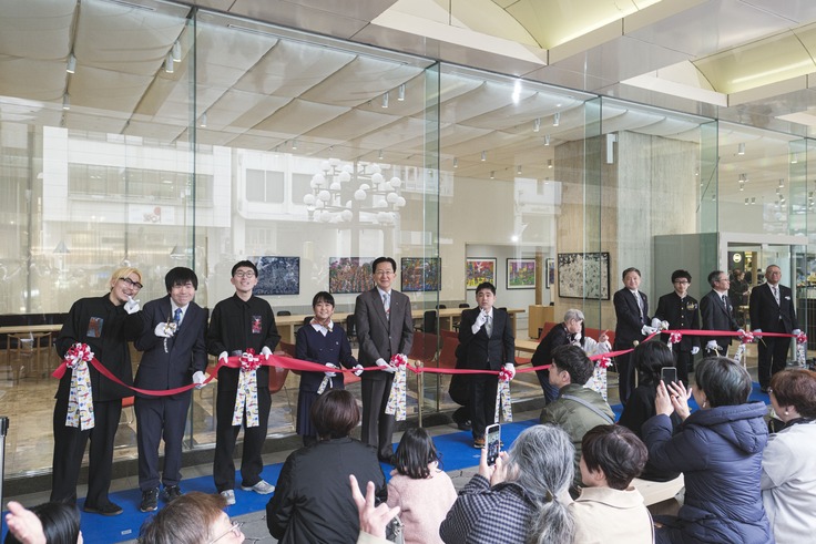 作家・小林覚さんのアート「雨ニモマケズ風ニモマケズ」で彩ったオリジナルのアートテープでテープカットが行われました