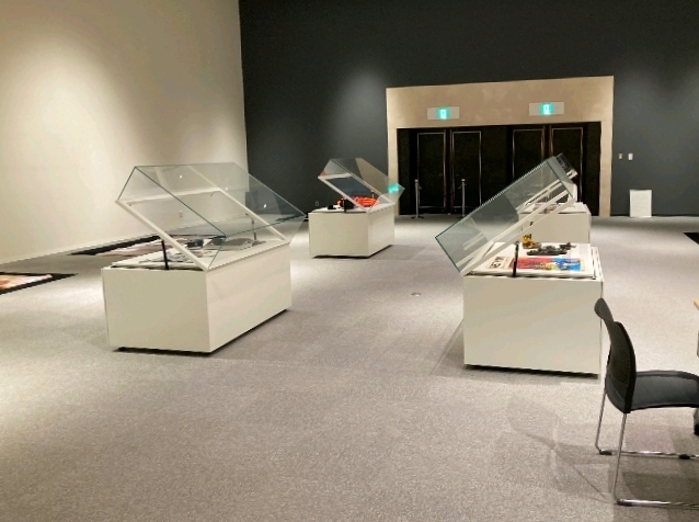 備品展示用にショーケースが並ぶ