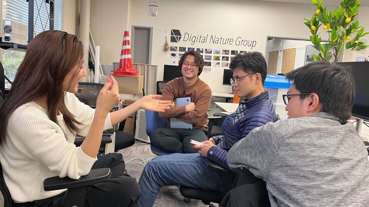 ラボメンへのインタビューの様子。右から2番目が私です。